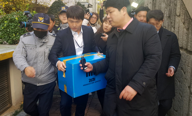 서울중앙지검 수사관들이 6일 송병기 울산 부시장 울산 자택을 압수수색한 후 압수물을 들고나오고 있다. 송 부시장은 이른바 