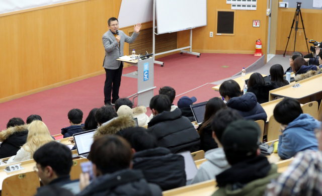 자유한국당 황교안 대표가 6일 관악구 서울대학교에서 경제학부생 등을 대상으로 특강하고 있다. 연합뉴스