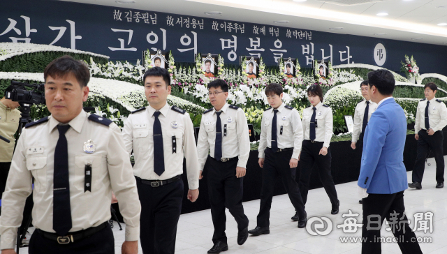 6일 대구 계명대학교 동산병원 백합원에 마련된 독도 소방헬기 추락사고 순직 소방항공대원 합동분향소를 찾은 동료 소방대원들이 조문을 한 뒤 침통한 표정으로 나서고 있다. 성일권 기자 sungig@imaeil.com