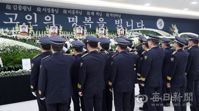 6일 대구 계명대학교 동산병원 백합원에 마련된 독도 소방헬기 추락사고 순직 소방항공대원 합동분향소를 찾은 대구지방경찰청 소속 경찰관들이 거수경례를 하고 있다. 성일권 기자 sungig@imaeil.com