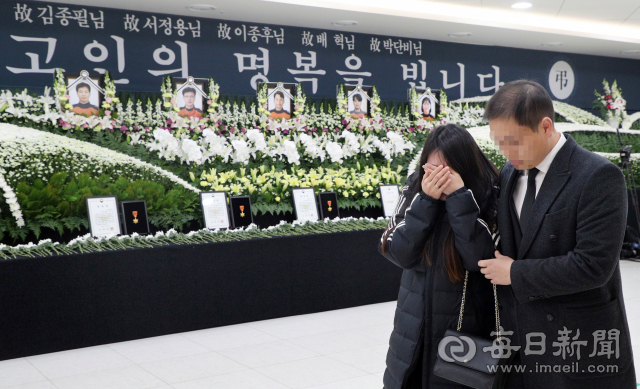 6일 대구 계명대학교 동산병원 백합원에 마련된 독도 소방헬기 추락사고 순직 소방항공대원 합동분향소를 찾은 조문객들이 눈물을 흘리며 안타까워하고 있다. 성일권 기자 sungig@imaeil.com