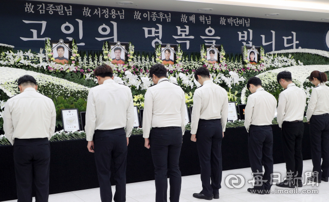 6일 대구 계명대학교 동산병원 백합원에 마련된 독도 소방헬기 추락사고 순직 소방항공대원 합동분향소를 찾은 동료 소방대원들이 묵념을 하고 있다. 성일권 기자 sungig@imaeil.com