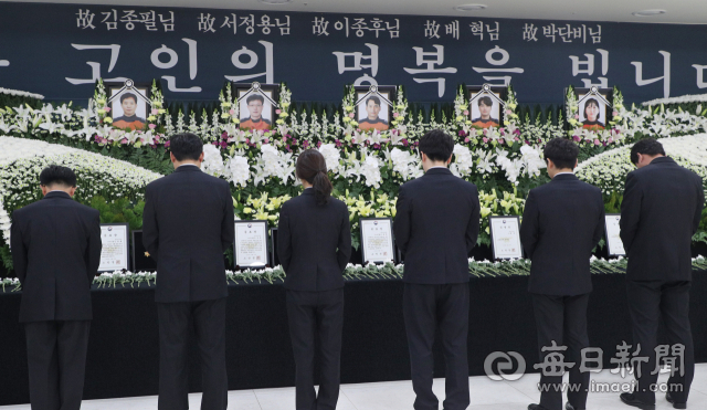 6일 대구 계명대학교 동산병원 백합원에 마련된 독도 소방헬기 추락사고 순직 소방항공대원 합동분향소를 찾은 동료 소방대원들이 묵념을 하고 있다. 성일권 기자 sungig@imaeil.com
