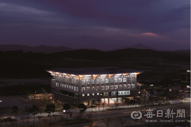 경북도서관 야간 전경. 경북도서관 제공