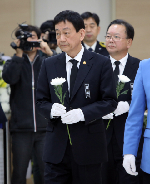 6일 오후 대구 계명대학교 동산병원 장례식장 백합원에서 열린 독도 소방헬기 추락사고 합동 분향에서 진영 행정안전부 장관이 헌화하고 있다. 연합뉴스