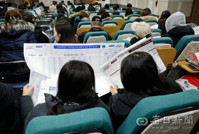 예비 고3들은 겨울방학을 알차게 보내야 한다. 연간 학습 계획을 세워 실천해나가야 할 시점이다. 지난해 말 매일신문이 지성학원과 함께 연 