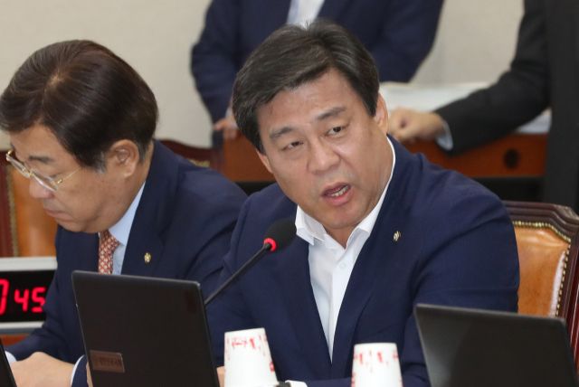 자유한국당 김선동 의원이 4일 오전 국회에서 열린 정무위의 금융위원회 국정감사에서 질의하고 있다. 연합뉴스