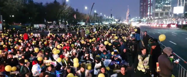 7일 정오부터 문재인하야범국민투쟁본부, 이석기 구명위, 건설노조, 천만인무죄석방운동본부, 검찰개혁 사법적폐청산 범국민시민연대 등이 광화문 광장과 서울역, 여의대로, 반포대로 인근에서 집회와 행진을 했다. 사진은 범국민투쟁본부가 여의도에서 주최한 제14차 촛불문화제 모습. 유튜브 캡처
