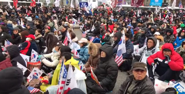 7일 정오부터 문재인하야범국민투쟁본부, 이석기 구명위, 건설노조, 천만인무죄석방운동본부, 검찰개혁 사법적폐청산 범국민시민연대 등이 광화문 광장과 서울역, 여의대로, 반포대로 인근에서 집회와 행진을 했다. 사진은 광화문에서 진행된 