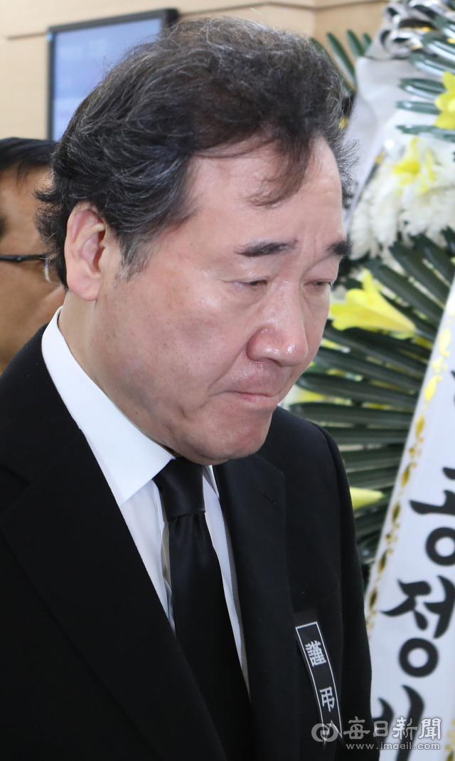 이낙연 국무총리가 7일 독도 소방헬기 추락 희생 소방대원들의 합동분향소가 차려진 대구 계명대 동산병원 백합원을 방문해 개별 빈소를 찾아 조문한 뒤 눈시울을 붉히고 있다. 정운철 기자 woon@imaeil.com