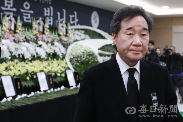 이낙연 국무총리가 7일 대구 계명대 동산병원에 마련된 독도 소방헬기 사고 순직 소방대원 합동분향소를 찾아 조문을 하고 있다. 정운철 기자 woon@imaeil.com