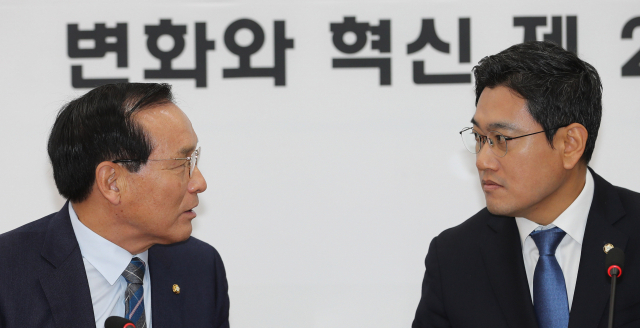 변혁 오신환 대표(오른쪽)와 김중로 의원이 5일 오전 서울 여의도 국회에서 열린 변혁 비상행동 회의에서 이야기하고 있다. 연합뉴스