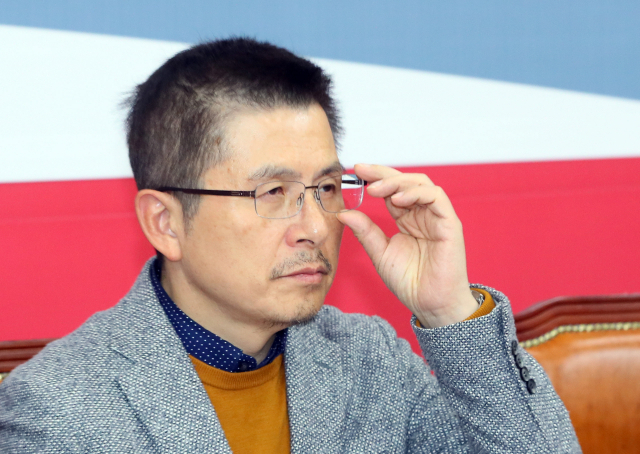 자유한국당 황교안 대표가 6일 국회에서 열린 민부론 후속 4차 입법세미나에서 안경을 매만지고 있다. 연합뉴스