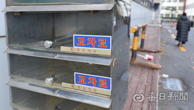 생활정보신문 대구교차로가 발행 27년 만에 신문 제작을 중단했다. 8일 대구 수성구 범어동 대구교차로 사옥 앞에 설치된 무료 배부함이 텅비어 있다. 정운철 기자 woon@imail.com
