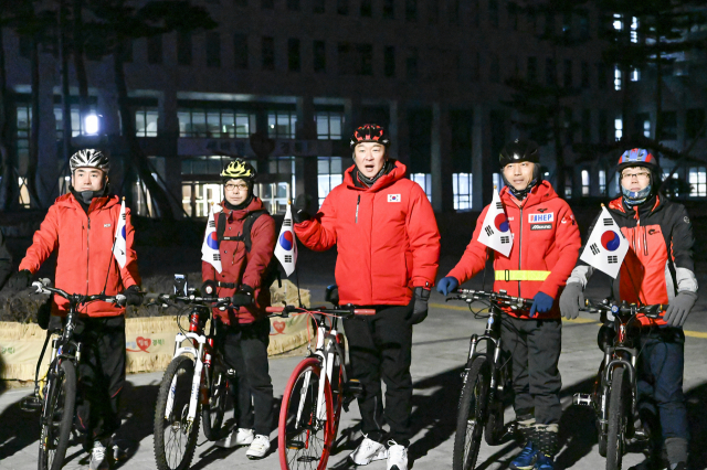 정희용(가운데) 전 경북도지사 경제특별보좌관이 8일 오전 경북도청에서 자전거 탑승에 앞서 기념촬영을 하고 있다.