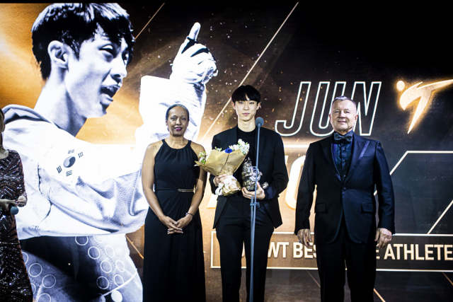 기대주 장준이 2019 세계태권도연맹(WT) 올해의 남자 선수로 선정되며 올 한 해 가장 빛난 태권도 스타로 인정받았다. 장준은 7일 러시아 모스크바 롯데호텔에서 열린 2019 WT 갈라 어워즈에서 올해의 남자 선수상을 받았다. 연합뉴스