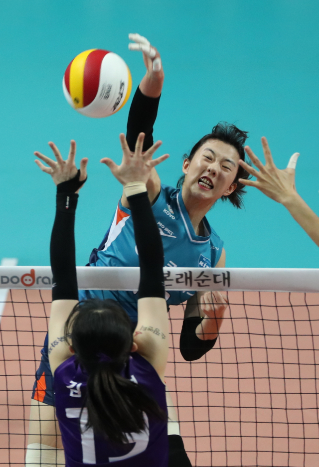 8일 서울 장충체육관에서 열린 2019-2020 프로배구 V리그 여자부 GS칼텍스 대 흥국생명 경기에서 강소휘가 스파이크를 때리고 있다. 연합뉴스