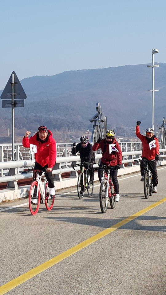 자전거를 타고 고향 칠곡군으로 달리는 정희용(맨 왼쪽) 전 경북도지사 경제특별보좌관의 모습.
