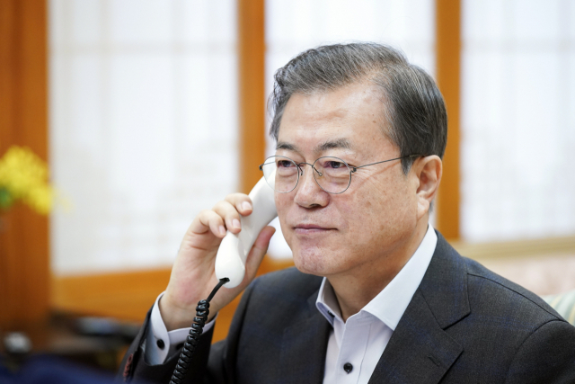 문재인 대통령이 7일 오전 청와대에서 도널드 트럼프 미국 대통령과 통화를 하고 있다. 양국 정상은 이날 통화에서 한반도 평화 프로세스를 진전시켜 나가기 위한 방안을 심도있게 협의했다. 연합뉴스