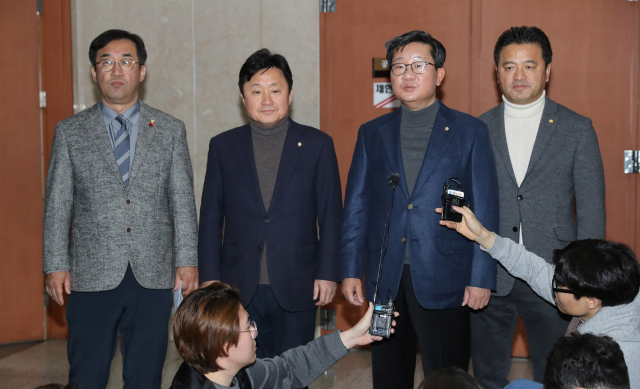 전해철 예결위 간사 등 더불어민주당 소속 국회 예결위 예산안등조정소위 위원들이 8일 오후 서울 여의도 국회 정론관에서 기자회견을 열고 자유한국당 소속 김재원 예결위원장이 예산안 처리 저지를 위해 국가공무원을 겁박하는 행태를 즉각 중단하라고 요구했다. 기자회견을 마치고 맹성규(왼쪽부터), 최인호 의원, 전해철 간사, 임종성 의원이 기자들의 질문에 답하고 있다. 연합뉴스
