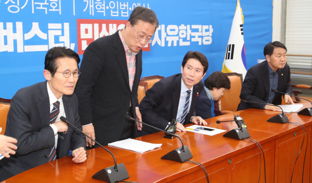 정의당 윤소하 원내대표, 대안신당 유성엽 창당준비위원장, 더불어민주당 이인영 원내대표, 민주평화당 조배숙 원내대표, 바른미래당 김관영 최고위원이 8일 오후 서울 여의도 국회 더불어민주당 원내대표실에서 여야 4+1 원내대표급 회동을 하고 있다. 연합뉴스