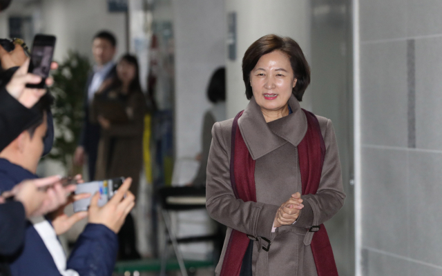 차기 법무부 장관으로 내정된 추미애 더불어민주당 의원이 지난 5일 오후 내정 소감을 말하기 위해 서울 여의도 국회 의원회관 의원실 앞으로 이동하고 있다. 연합뉴스