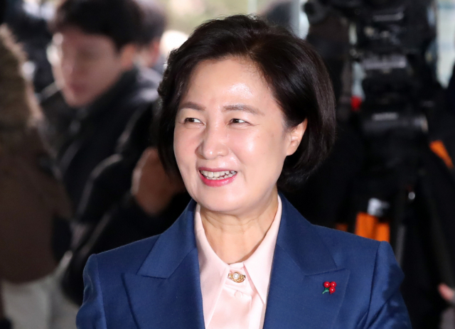 추미애 법무부 장관 후보자가 9일 오전 서울 양천구 목동 서울남부준법지원센터에 마련된 인사청문회 준비 사무실로 첫 출근을 하고 있다. 연합뉴스