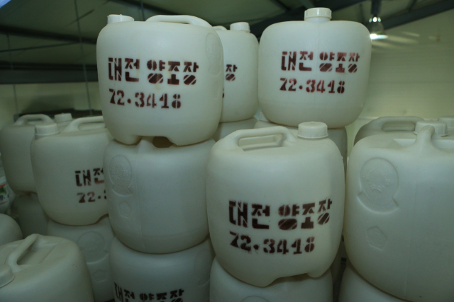 대전양조장(옛 청송양조장) 때 막걸리를 담았던 플라스틱 통이 그대로 보관돼 있다.