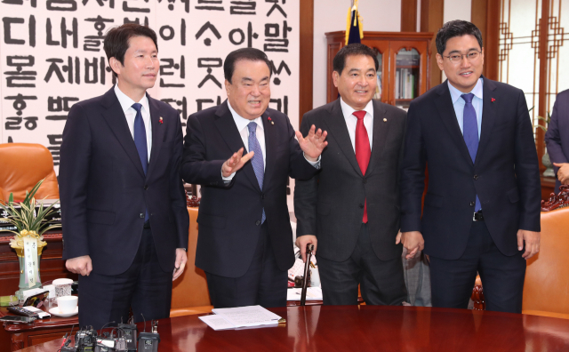 문희상 국회의장(왼쪽 두 번째)이 9일 오후 국회의장실에서 교섭단체 3당 원내대표 회동에 앞서 기념촬영을 하고 있다. 왼쪽부터 더불어민주당 이인영 원내대표, 문 의장, 자유한국당 심재철 원내대표, 바른미래당 오신환 원내대표. 연합뉴스