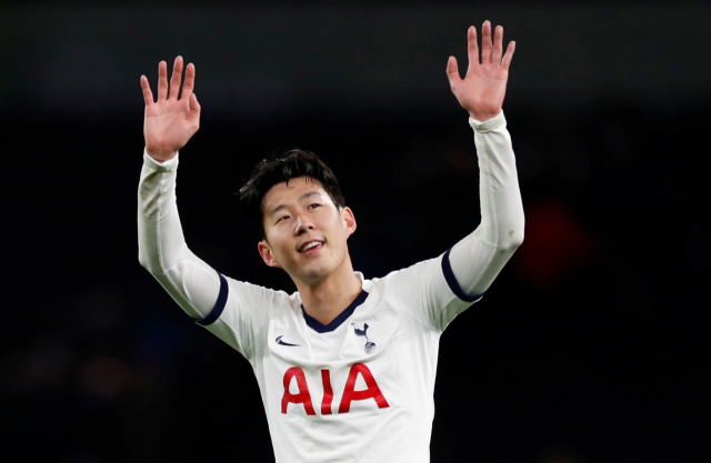 손흥민이 국제스포츠연구센터(CIES)가 전세계 프로축구선수들을 대상으로 평가한 경기력 지표에서 호날두를 제치고 17위를 차지했다 . 8일 영국 런던의 토트넘 홋스퍼 스타디움에서 열린 번리와의 홈경기에서 인생골을 넣은 손흥민이 팬들의 환호에 인사하고 있다. 로이터 연합뉴스