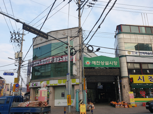 예천읍 중앙로 일대 설치돼 있는 전신주와 전선 모습. 내년 전선지중화사업이 완료되면 전신주와 전선이 지하로 매설된다. 윤영민 기자