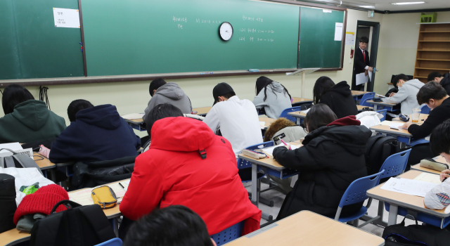 교육부의 정시 확대 방안이 발표된 후 수능시험 준비에 대한 관심이 더욱 커지고 있다. 9일 서울 한 입시학원에서 재수를 하려는 학생들이 재수 조기학습반 개강일에 맞춰 테스트를 치르는 모습. 연합뉴스
