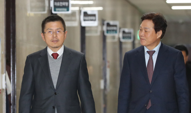 자유한국당 황교안 대표(왼쪽)와 총선기획단장인 박완수 사무총장이 9일 오후 서울 여의도 국회에서 열린 총선기획단 회의에 참석하며 이야기를 나누고 있다. 연합뉴스