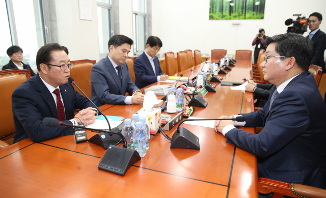 국회 예산결산특별위원회 자유한국당 이종배 간사(왼쪽부터), 바른미래당 지상욱 간사, 더불어민주당 전해철 간사가 9일 오후 서울 여의도 국회에서 회동하고 있다. 자료사진 연합뉴스