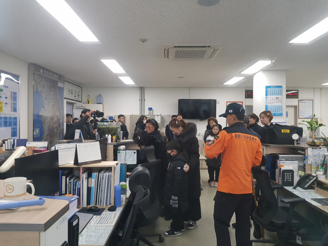 10일 오전 7시 40분쯤 독도 헬기 추락사고로 숨진 소방대원들의 운구 행렬이 노제 장소인 중앙 119 구조본부에 도착했다. 노제 후인 오전 10시 계명대 성서캠퍼스 실내체육관에서는 이들에 대한 영결식이 진행된다. 이통원 기자 tong@imaeil.com