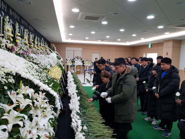 10일 오전 7시 40분쯤 독도 헬기 추락사고로 숨진 소방대원들의 운구 행렬이 노제 장소인 중앙 119 구조본부에 도착했다. 노제 후인 오전 10시 계명대 성서캠퍼스 실내체육관에서는 이들에 대한 영결식이 진행된다. 이통원 기자 tong@imaeil.com