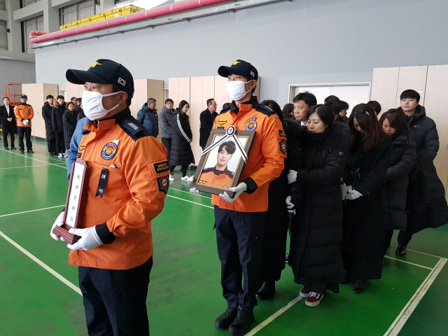 10일 오전 7시 40분쯤 독도 헬기 추락사고로 숨진 소방대원들의 운구 행렬이 노제 장소인 중앙 119 구조본부에 도착했다. 노제 후인 오전 10시 계명대 성서캠퍼스 실내체육관에서는 이들에 대한 영결식이 진행된다. 이통원 기자 tong@imaeil.com