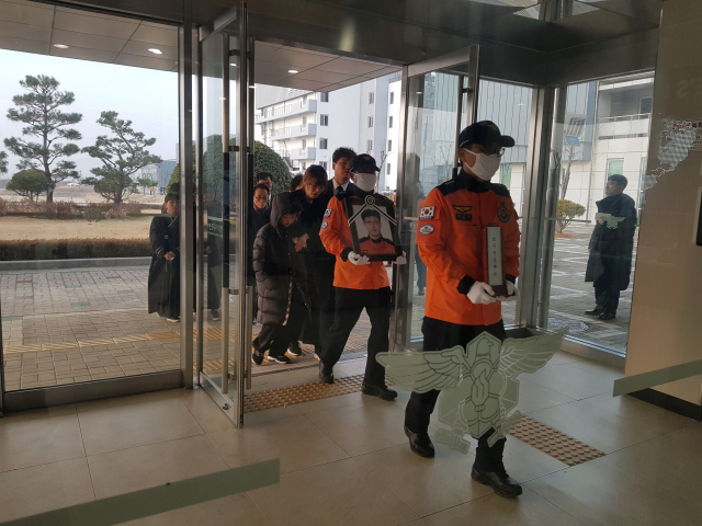 10일 오전 7시 40분쯤 독도 헬기 추락사고로 숨진 소방대원들의 운구 행렬이 노제 장소인 중앙 119 구조본부에 도착했다. 노제 후인 오전 10시 계명대 성서캠퍼스 실내체육관에서는 이들에 대한 영결식이 진행된다. 이통원 기자 tong@imaeil.com