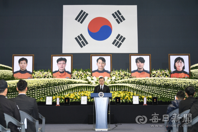 문재인 대통령이 10일 오전 대구 달서구 계명대학교 체육관에서 거행된 독도 해역 추락사고 순직 소방항공대원 합동 영결식에서 추도사 하고 있다.성일권 기자 sungig@imaeil.com