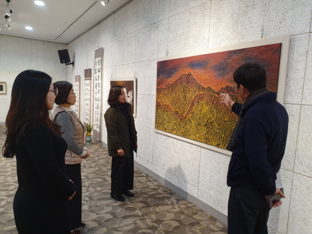 한마을에 거주하는 예술인들이 성공적인 작품전시회를 개최했다. 사진은 하재훈 작가의 서각작품, 가야산과 미숭산. 이채수 기자