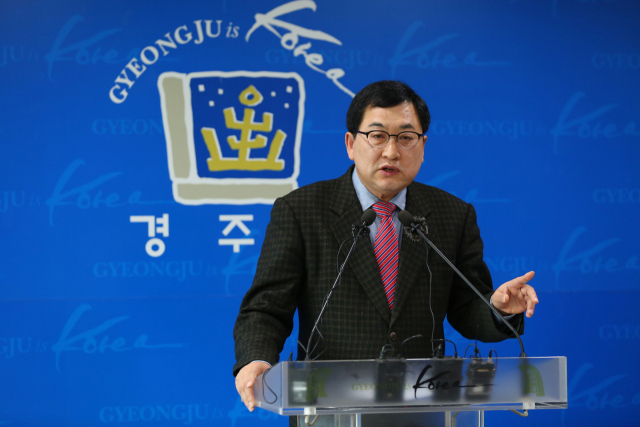 주낙영 경주시장이 10일 경주시청에서 기자회견을 열고 공직자의 청렴도를 높이기 위한 대책을 발표하고 있다. 경주시 제공