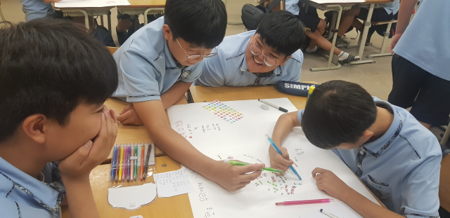 제7회 학교통일교육연구대회에서 1등급을 수상한 포항제철중학교 김인태 교사의 제자들이 