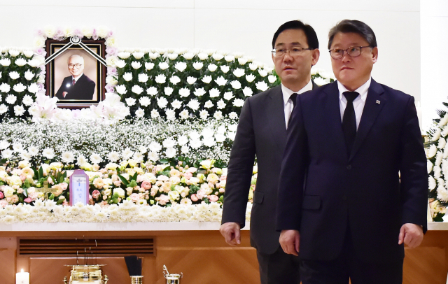 자유한국당 주호영 의원과 우리공화당 조원진 의원이 10일 오후 경기도 수원시 아주대병원 장례식장에 마련된 김우중 전 대우그룹 회장 빈소를 찾아 조문하고 있다. 연합뉴스