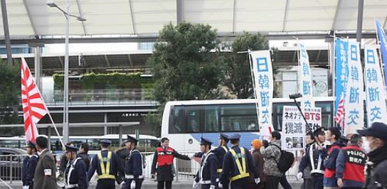 혐한 시위 장면(출처: 연합뉴스)