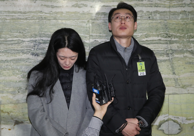 스쿨존에서 발생한 교통사고로 숨진 고(故) 김민식 군 어머니 박초희 씨와 아버지 김태양 씨가 10일 국회 본회의장 방청석을 나와 스쿨존 내 과속단속 카메라 설치를 의무화하는 이른바 