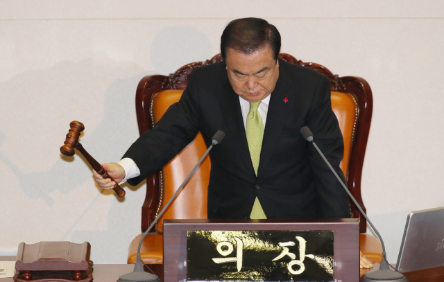 문희상 국회의장이 10일 국회 본회의장에서 본회의 개의를 선언하고 있다. 연합뉴스