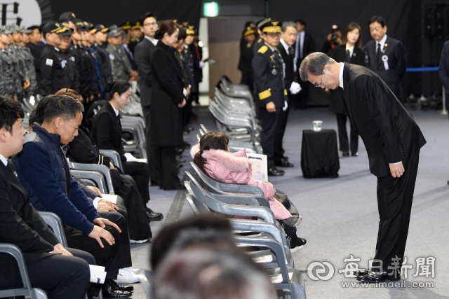 문재인 대통령이 10일 오전 대구 계명대학교 체육관에서 거행된 독도 해역 추락사고 순직 소방항공대원 합동 영결식에서 유가족에게 인사하고 있다. 성일권 기자 sungig@imaeil.com