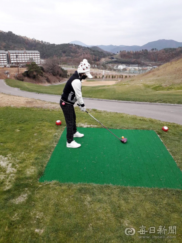 겨울철에는 평지형 골프장에서 9홀 라운드를 하는 것을 추천할 만하다. 대가야 컨트리클럽 8번 홀에서 티샷을 위해 페어웨이를 응시하고 있는 여성 골퍼의 모습