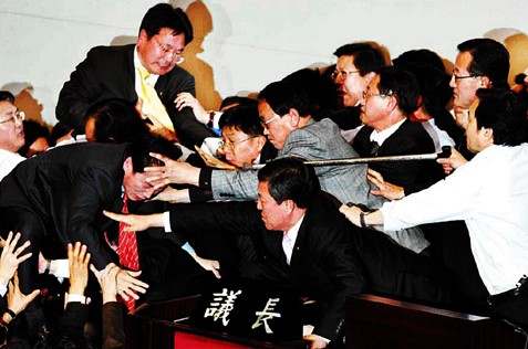 2007년 12월 14일 국회 여야 충돌 당시 맨 오른쪽 심재철 의원(현 자유한국당 원내대표)과 철제 지팡이. 연합뉴스
