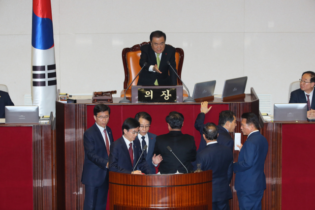 자유한국당 심재철 원내대표, 김재원 원내수석부대표, 이종배 예결위 간사 등이 10일 국회 본회의장에서 문희상 의장에게 예산안 상정에 대해 항의하고 있다. 연합뉴스
